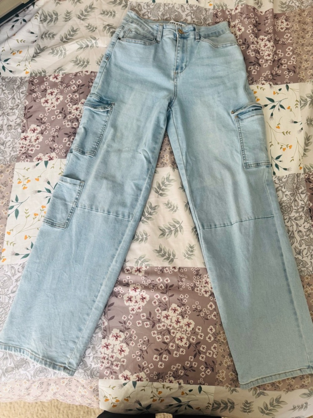 Light Wash Cargo Jeans - Women